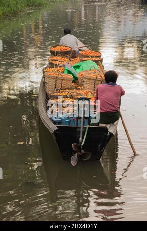 Inle See Es ist der zweitgrößte See in Myanmar.das Wasserscheide Bereich für den See liegt zu einem großen Teil im Norden und Westen des Sees. Stockfoto