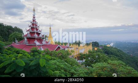 Mandalay Hügel, in der Mitte der Stadt dieser Hügel dominieren die Umgebung. Ein Tempel auf der Spitze, wo buddhistische Mönch beten kann Stockfoto