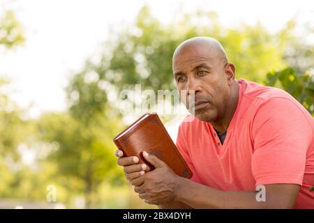 African American man beten und die Bibel lesen. Stockfoto