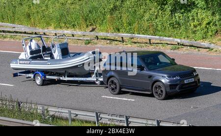 2018 grau Land Rover Range Rover Sport HSE SD4 Abschleppen Highfield Rib Boote; Fahrzeugverkehr bewegende Fahrzeuge, Autos fahren Galaxy Bootsanhänger, Fahrzeug auf UK Straßen, Motoren, Autofahren auf der Autobahn M6 Stockfoto