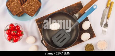 Pochiert, Rührei, Toast, pochiertes Ei, Frühstück serviert, Spiegeleier Stockfoto