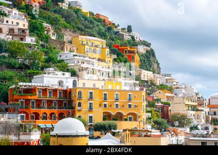 Schöne bunte Häuser auf einem Berg in Positano, einer Stadt an der Amalfiküste Stockfoto