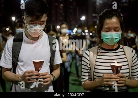 Hongkong, China. Juni 2020. Die Menschen halten ihre Kerzen während des 31. Jahrestages des Tiananmen-Massakers. Tausende versammelten sich zu der jährlichen Mahnwache im Victoria Park, um das Massaker auf dem Platz des Himmlischen Friedens 1989 zu feiern, obwohl die Polizei unter Berufung auf soziale Distanzierungsbeschränkungen des Coronavirus verboten hatte. Quelle: SOPA Images Limited/Alamy Live News Stockfoto