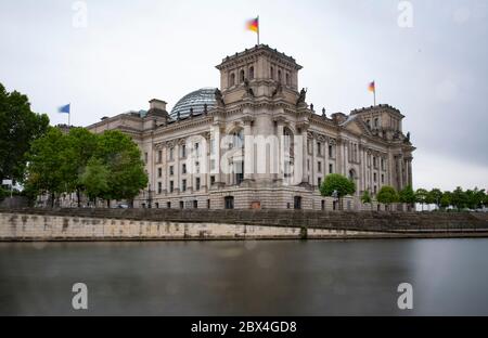 Berlin, Deutschland. Juni 2020. Die Fahnen am Reichstagsgebäude wehen im Wind. (Aufgenommen mit Langzeitbelichtung) Quelle: Paul Zinken/dpa-Zentralbild/dpa/Alamy Live News Stockfoto