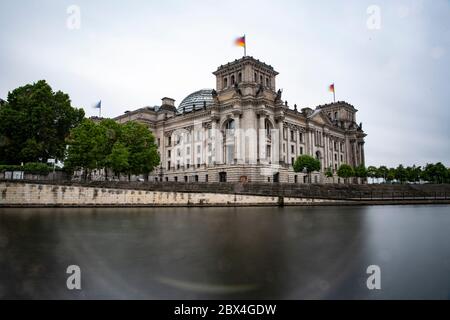 Berlin, Deutschland. Juni 2020. Die Fahnen am Reichstagsgebäude wehen im Wind. (Aufgenommen mit Langzeitbelichtung) Quelle: Paul Zinken/dpa-Zentralbild/ZB/dpa/Alamy Live News Stockfoto