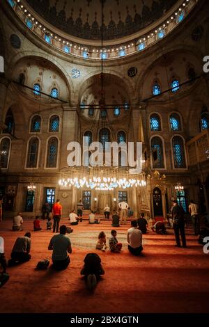 Blick auf das Innere der Eyup Sultan Mausoleum Moschee. Viele Menschen beten. Istanbul Moschee. Türkei Stockfoto