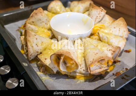 Köstliche blühende Quesadilla-Ring im Ofen gebacken. Stockfoto