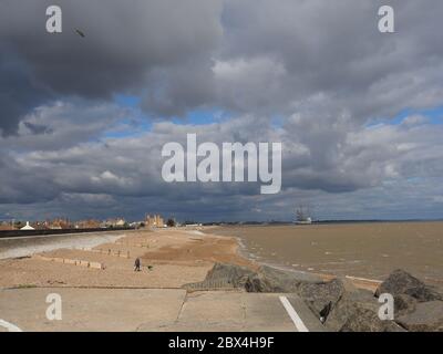 Sheerness, Kent, Großbritannien. Juni 2020. UK Wetter: Ein wolkig-windiger Morgen in Sheerness. Quelle: James Bell/Alamy Live News Stockfoto