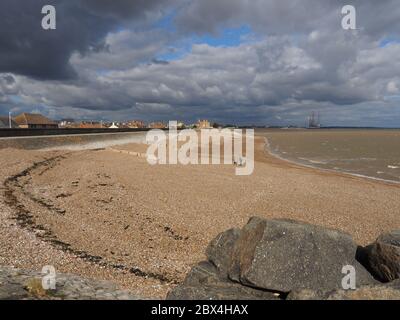 Sheerness, Kent, Großbritannien. Juni 2020. UK Wetter: Ein wolkig-windiger Morgen in Sheerness. Quelle: James Bell/Alamy Live News Stockfoto