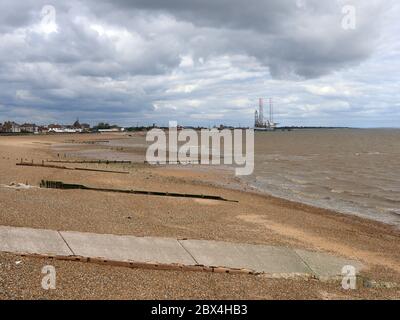 Sheerness, Kent, Großbritannien. Juni 2020. UK Wetter: Ein wolkig-windiger Morgen in Sheerness. Quelle: James Bell/Alamy Live News Stockfoto