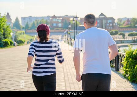 Paar läuft in der Stadt zurück Ansicht, reifen Mann und Frau zusammen Stockfoto