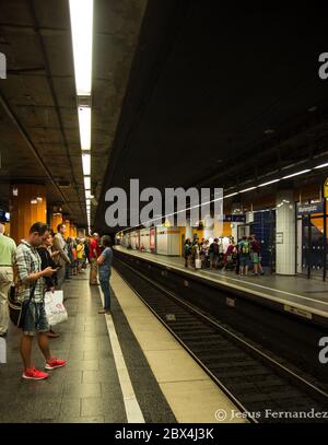 München, Deutschland-August 07,2017: Die Leute warten auf einen S-Bahn-Zug am Marienplatz Stockfoto