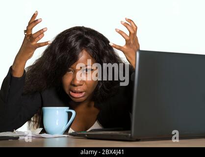 Junge depressive und überwältigt schwarz afroamerikanischen Geschäftsfrau arbeitet frustriert am Büro Computertisch Gefühl verärgert und überarbeitet Sufferin Stockfoto