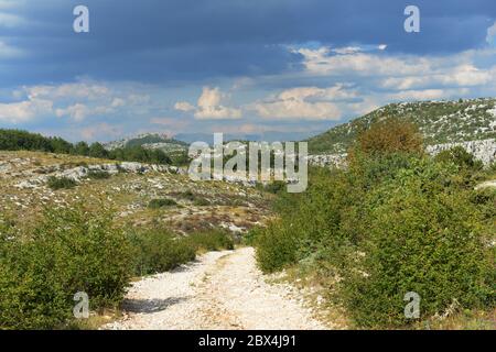 Ein Roadtrip in die dalmatinischen Berge in der Nähe von Split, Kroatien. Stockfoto