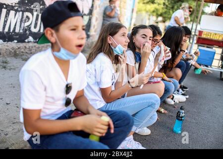 HERMOSILLO, MEXIKO - 4. JUNI: Überlebende Kinder, die derzeit von ihrer Lunge betroffen sind, besuchen die Einrichtungen der ABC-Kinderstube vor den gedenkfeiern zum 11. Jahrestag des ABC-Baumbrands am 4. Juni 2020 in Hermosillo, Mexiko. Am 05. Juni 2009 überfiel ein Brand in einem angrenzenden Lagerhaus das ABC-Kindertageszentrum, wo 49 Kleinkinder starben. Verwandte der Opfer bitten nach 11 Jahren des Unfalls um Gerechtigkeit.(Foto Luis Gutierrez /Norte Foto) Stockfoto