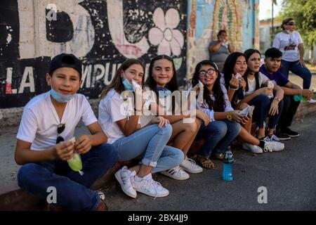 HERMOSILLO, MEXIKO - 4. JUNI: Überlebende Kinder, die derzeit von ihrer Lunge betroffen sind, besuchen die Einrichtungen der ABC-Kinderstube vor den gedenkfeiern zum 11. Jahrestag des ABC-Baumbrands am 4. Juni 2020 in Hermosillo, Mexiko. Am 05. Juni 2009 überfiel ein Brand in einem angrenzenden Lagerhaus das ABC-Kindertageszentrum, wo 49 Kleinkinder starben. Angehörige der Opfer bitten nach 11 Jahren des Unfalls um Gerechtigkeit. (Foto von Luis Gutierrez /Norte Photo) Stockfoto