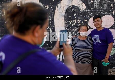 HERMOSILLO, MEXIKO - 4. JUNI: Der Überlebende von Jesus Gabriel Sombras, der derzeit Affektionen in der Lunge hat, besucht die Einrichtungen der ABC-Kinderstube vor den gedenkfeiern zum 11. Jahrestag des Feuers der ABC-Kinderstube am 4. Juni 2020 in Hermosillo, Mexiko. Am 05. Juni 2009 überfiel ein Brand in einem angrenzenden Lagerhaus das ABC-Kindertageszentrum, wo 49 Kleinkinder starben. Angehörige der Opfer bitten nach 11 Jahren des Unfalls um Gerechtigkeit. (Foto von Norte Photo/) Stockfoto