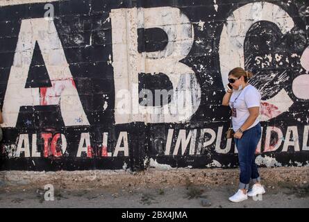 HERMOSILLO, MEXIKO - 4. JUNI: Überlebende Kinder, die derzeit von ihrer Lunge betroffen sind, besuchen die Einrichtungen der ABC-Kinderstube vor den gedenkfeiern zum 11. Jahrestag des ABC-Baumbrands am 4. Juni 2020 in Hermosillo, Mexiko. Am 05. Juni 2009 überfiel ein Brand in einem angrenzenden Lagerhaus das ABC-Kindertageszentrum, wo 49 Kleinkinder starben. Verwandte der Opfer bitten nach 11 Jahren des Unfalls um Gerechtigkeit.(Foto Luis Gutierrez /Norte Foto) Stockfoto