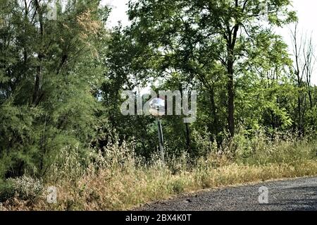 Parabolspiegel für den Straßenverkehr an einer Landstraße (Pesaro, Italien, Europa) Stockfoto