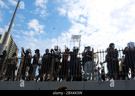 New York, USA. Juni 2020. Terrence Floyd, besuchte eine Gedenkfeier in Brooklyn für seinen Bruder, George Floyd, dessen Tod letzte Woche durch die Minneapolis-Polizei hat laufende globale Proteste gegen Polizeibrutalität ausgelöst. ''Du bist nicht allein,'' sang die große Menge vor einer emotionalen Tribute. Terrence Floyd trug eine Maske und ein T-Shirt mit dem Abbild seines Bruders und dankte ihnen für ihre Unterstützung. Quelle: ZUMA Press, Inc./Alamy Live News Stockfoto