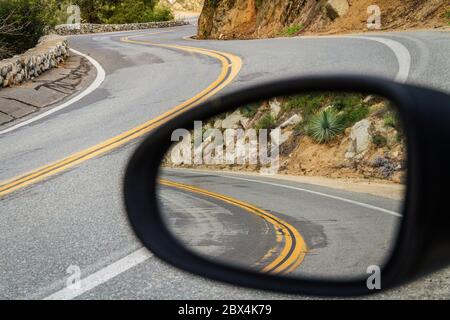 Objekte in der Spiegelung sind näher als sie angezeigt werden Stockfoto
