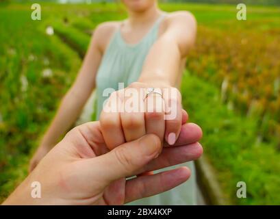 Nahaufnahme paar Hände Mann mit glücklicher Verlobungshand mit Diamant Verlobungsring auf ihrem Finger nach Hochzeit Vorschlag an tropischen schön und romantisch Stockfoto
