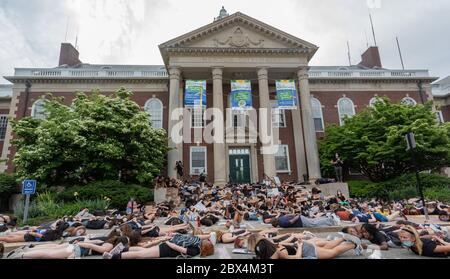 4. Juni 2020, West Newton, Massachusetts, USA: Protestierende inszenieren 'die in' Protest während einer Kundgebung gegen den Tod von George Floyd in Minneapolis Polizeigewahrsam und Polizeibrutalität vor dem Newton Rathaus in Newton. Stockfoto