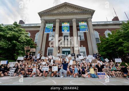 4. Juni 2020, West Newton, Massachusetts, USA: Demonstranten knien während einer Kundgebung gegen den Tod von George Floyd in Minneapolis Polizeigewahrsam und Polizeibrutalität vor dem Newton City Hall in Newton. Stockfoto