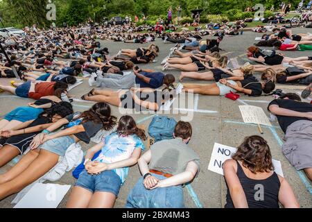 4. Juni 2020, West Newton, Massachusetts, USA: Protestierende inszenieren 'die in' Protest während einer Kundgebung gegen den Tod von George Floyd in Minneapolis Polizeigewahrsam und Polizeibrutalität vor dem Newton Rathaus in Newton. Stockfoto