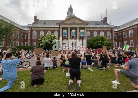 4. Juni 2020, West Newton, Massachusetts, USA: Demonstranten knien während einer Kundgebung gegen den Tod von George Floyd in Minneapolis Polizeigewahrsam und Polizeibrutalität vor dem Newton City Hall in Newton. Stockfoto