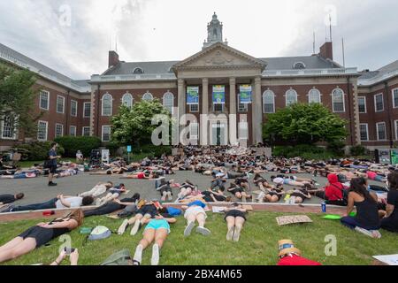 4. Juni 2020, West Newton, Massachusetts, USA: Protestierende inszenieren 'die in' Protest während einer Kundgebung gegen den Tod von George Floyd in Minneapolis Polizeigewahrsam und Polizeibrutalität vor dem Newton Rathaus in Newton. Stockfoto