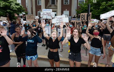 4. Juni 2020, West Newton, Massachusetts, USA: Protestierende versammeln sich gegen den Tod von George Floyd in Minneapolis Polizeigewahrsam und Polizeibrutalität vor dem Newton Rathaus in Newton. Stockfoto