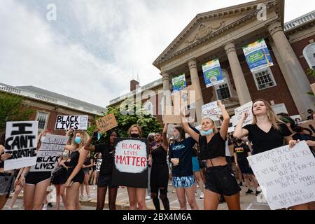 4. Juni 2020, West Newton, Massachusetts, USA: Protestierende versammeln sich gegen den Tod von George Floyd in Minneapolis Polizeigewahrsam und Polizeibrutalität vor dem Newton Rathaus in Newton. Stockfoto