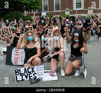 4. Juni 2020, West Newton, Massachusetts, USA: Demonstranten knien während einer Kundgebung gegen den Tod von George Floyd in Minneapolis Polizeigewahrsam und Polizeibrutalität vor dem Newton City Hall in Newton. Stockfoto