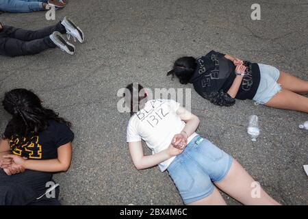 4. Juni 2020, West Newton, Massachusetts, USA: Protestierende inszenieren 'die in' Protest während einer Kundgebung gegen den Tod von George Floyd in Minneapolis Polizeigewahrsam und Polizeibrutalität vor dem Newton Rathaus in Newton. Stockfoto