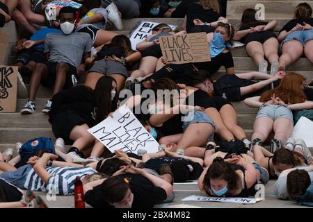 4. Juni 2020, West Newton, Massachusetts, USA: Protestierende inszenieren 'die in' Protest während einer Kundgebung gegen den Tod von George Floyd in Minneapolis Polizeigewahrsam und Polizeibrutalität vor dem Newton Rathaus in Newton. Stockfoto