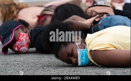 4. Juni 2020, West Newton, Massachusetts, USA: Protestierende inszenieren 'die in' Protest während einer Kundgebung gegen den Tod von George Floyd in Minneapolis Polizeigewahrsam und Polizeibrutalität vor dem Newton Rathaus in Newton. Stockfoto