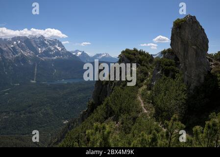 Blick auf Zugspitze und Eibsee vom Ziegspitz Wanderweg, Bayern, Deutschland Stockfoto