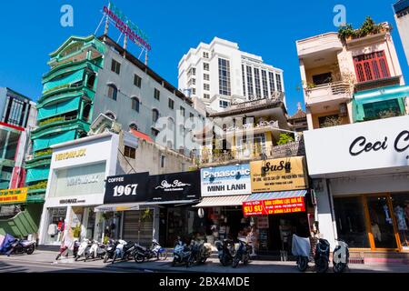 Geschäfte und Dienstleistungen, Hung Vuong Straße, Hue, Vietnam Stockfoto