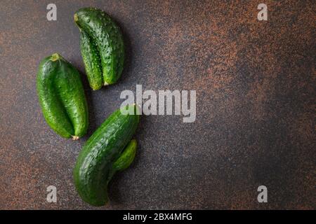 Hässliche drei Gurken. Konzept Bio-Gemüse. Platz für Text. Draufsicht. Stockfoto