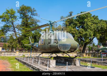 UH-1 Hubschrauber, von der US-Armee in Vietnam Armee verwendet und beschlagnahmt im Jahr 1975, Thua Thien Hue History Museum, Hue war Museum, Hue, Vietnam Stockfoto