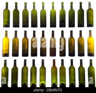 Nahaufnahme von leeren Weinflaschen in einer Reihe auf weißem Hintergrund Stockfoto