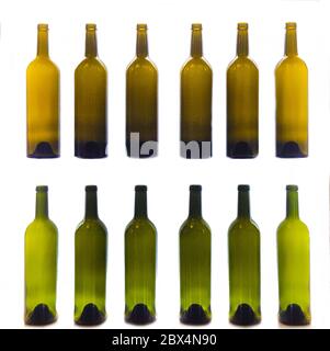 Nahaufnahme von leeren Weinflaschen in einer Reihe auf weißem Hintergrund Stockfoto