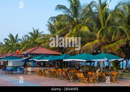 The Dawn Bar, Terrassencafé vor dem My Khe Strand, Danang, Vietnam Stockfoto