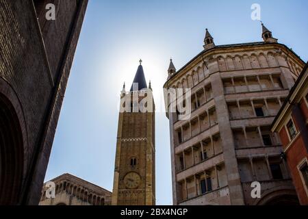 Blick auf den Glockenturm und das Baptisterium der Kathedrale, Piazza del Duomo, Parma Stockfoto