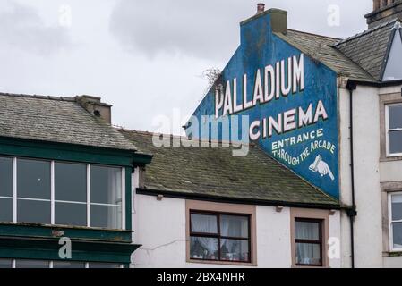 Alte bemalte Kinosilder an Gebäuden in Morecambe, Lancashire Stockfoto