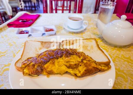 Indischer Omelett und Masala Tee, Danang, Vietnam Stockfoto