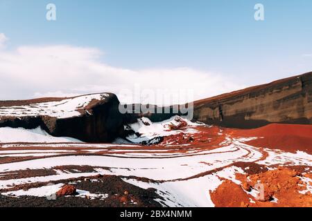 Marsian Landschaften in Island. Der rote Krater des Seydisholar Vulkans. Der Steinbruch des roten Bodenbergbaus. Stockfoto