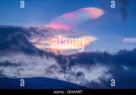 Regenbogenwolken in Nordnorwegen. Wolken schillern in polarer Stratosphäre. Stockfoto