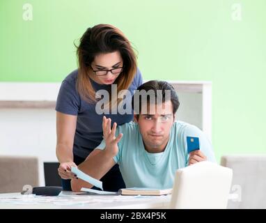Die junge Familie kämpfen mit Personal Finance Stockfoto